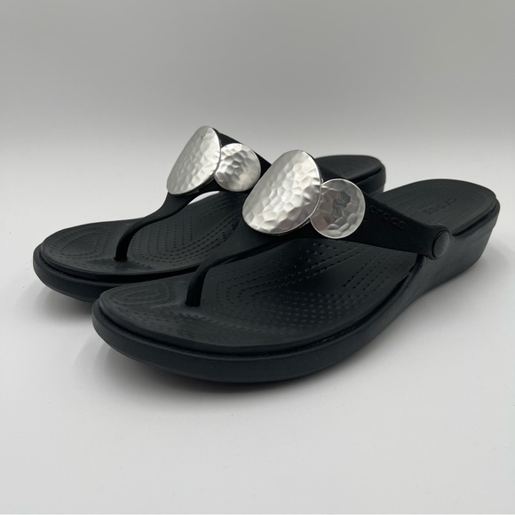 Crocs Women’s Sz 11 Sanrah Embellished Wedge Flip Flop Sandal Black Medallion - Picture 1 of 13